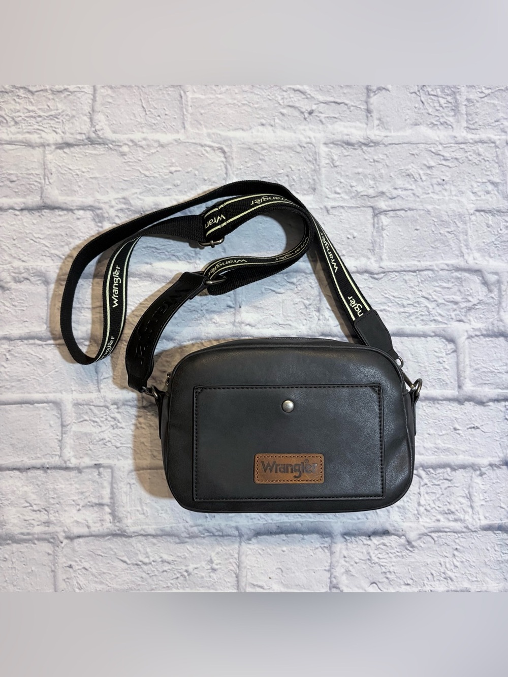 Wrangler black faux leather zipper closure crossbody bag/purse